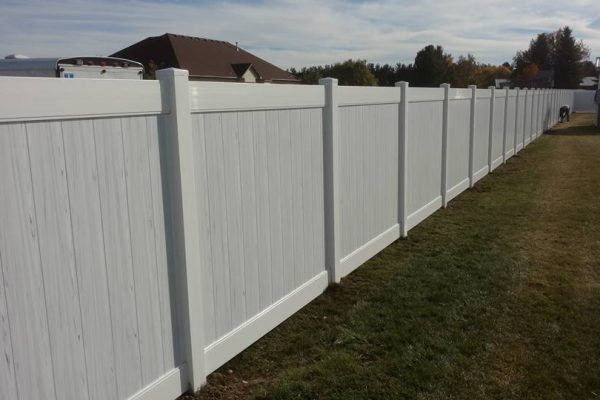 protech-fence-idaho-falls-white-vinyl-wood-tone-fence-87